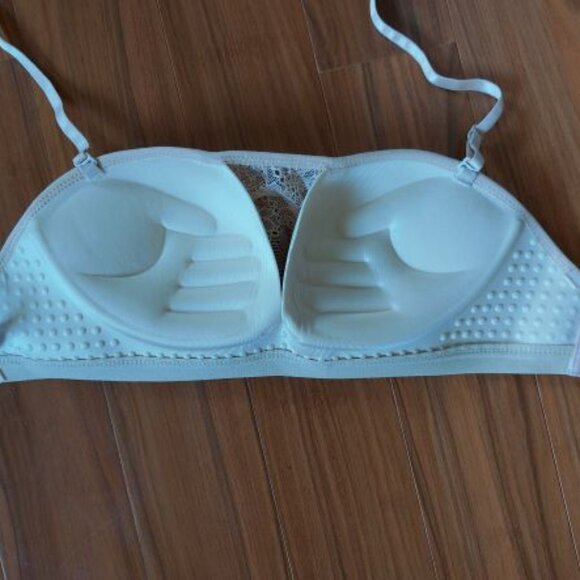 Brassiere - Picture 2 of 5